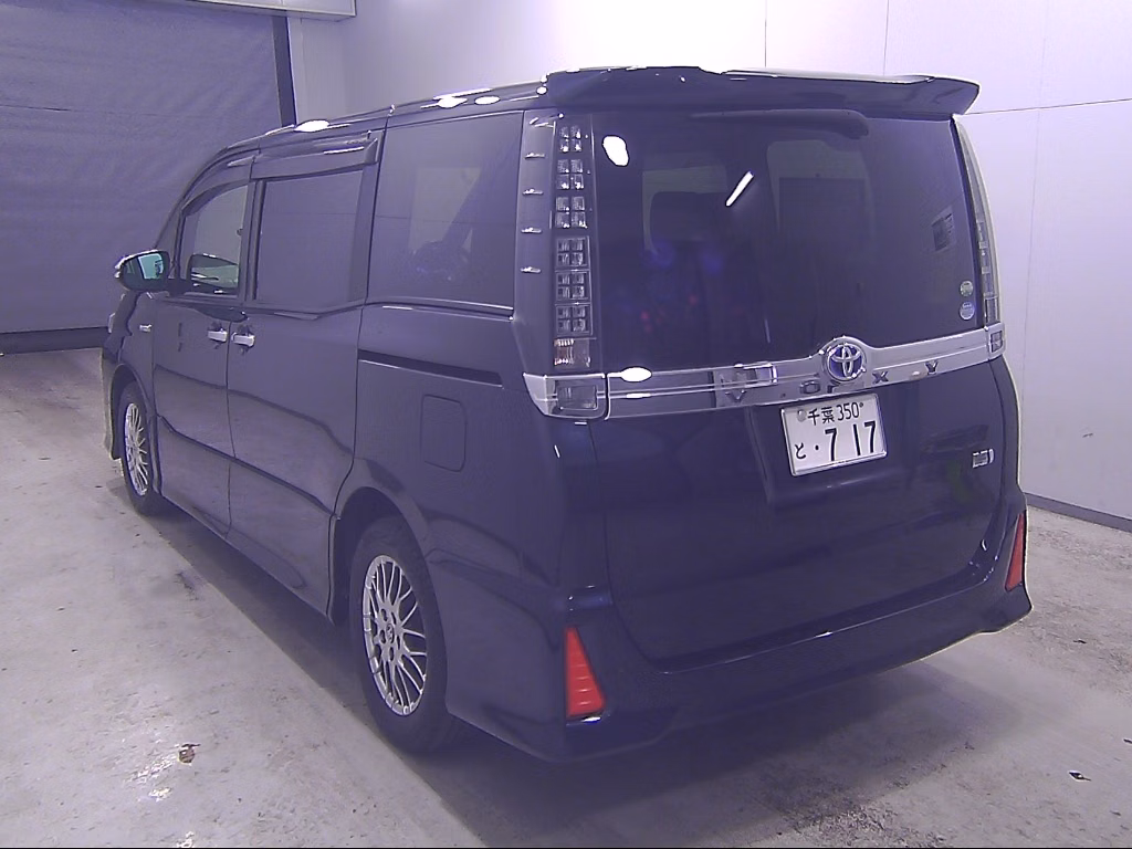 TOYOTA VOXY