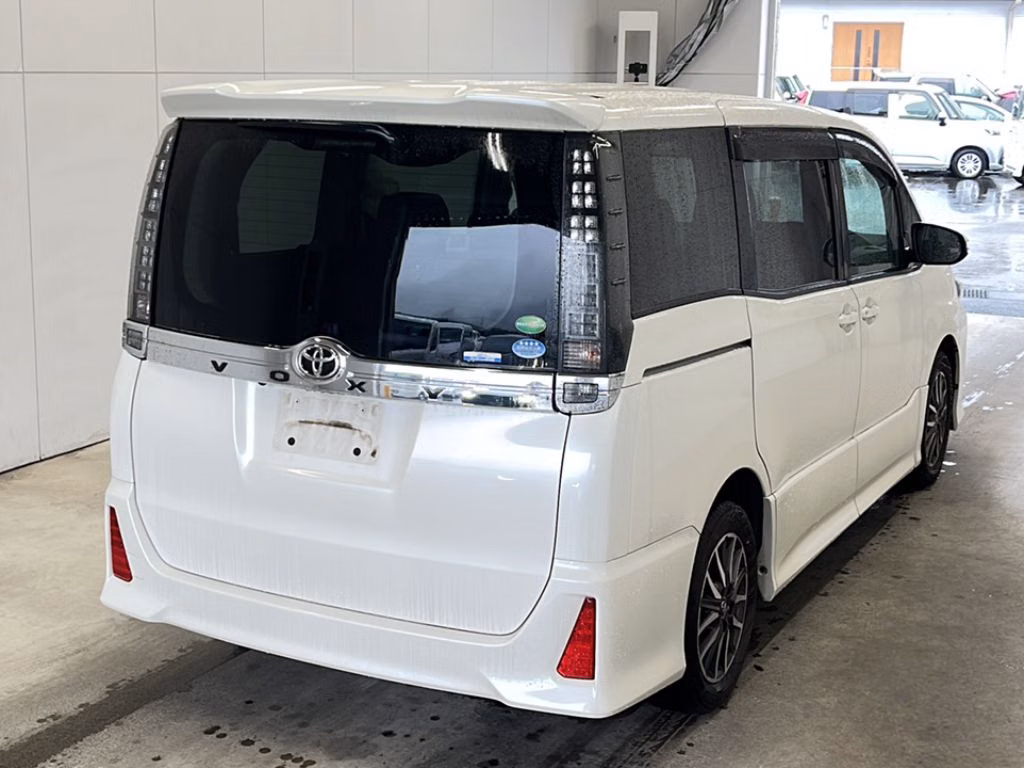 TOYOTA VOXY
