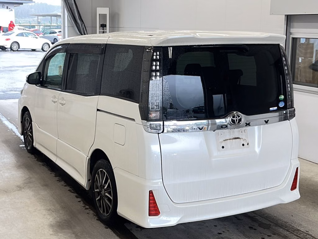 TOYOTA VOXY