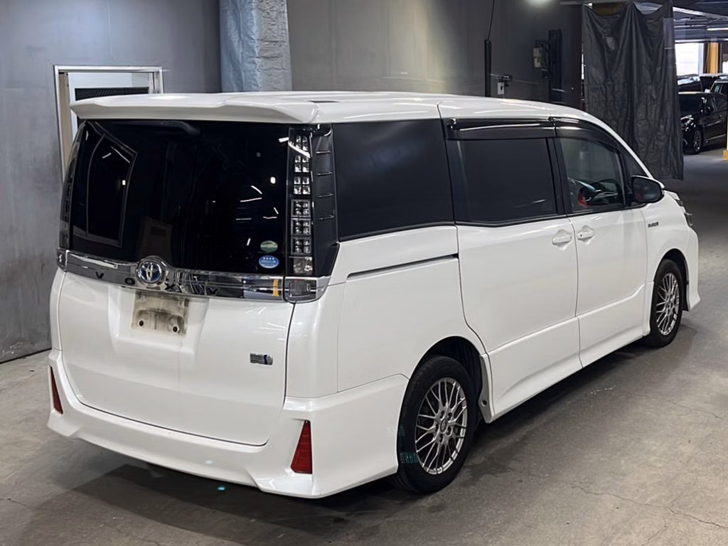 TOYOTA VOXY