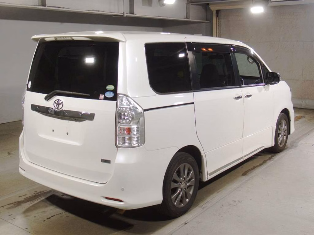 TOYOTA VOXY
