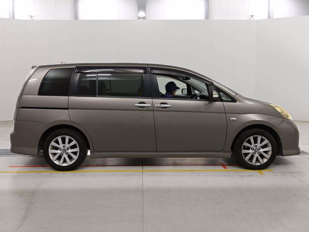 TOYOTA ISIS