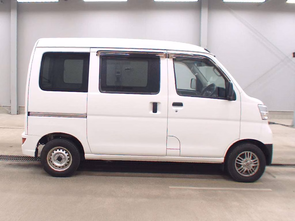 TOYOTA PIXIS VAN