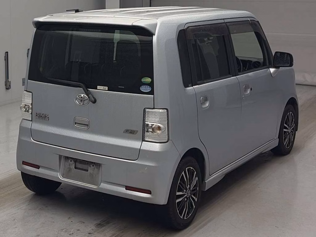 TOYOTA PIXIS SPACE