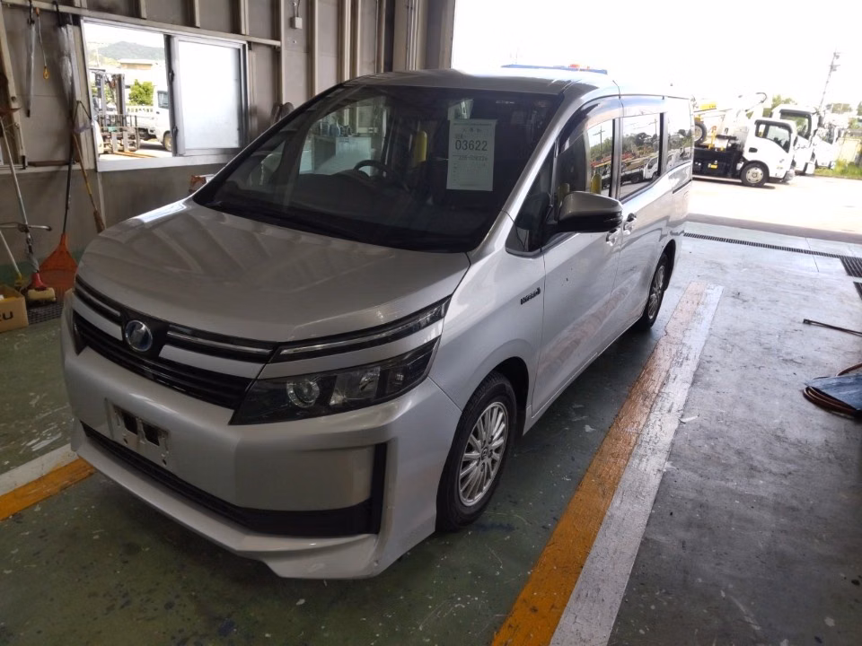 TOYOTA VOXY