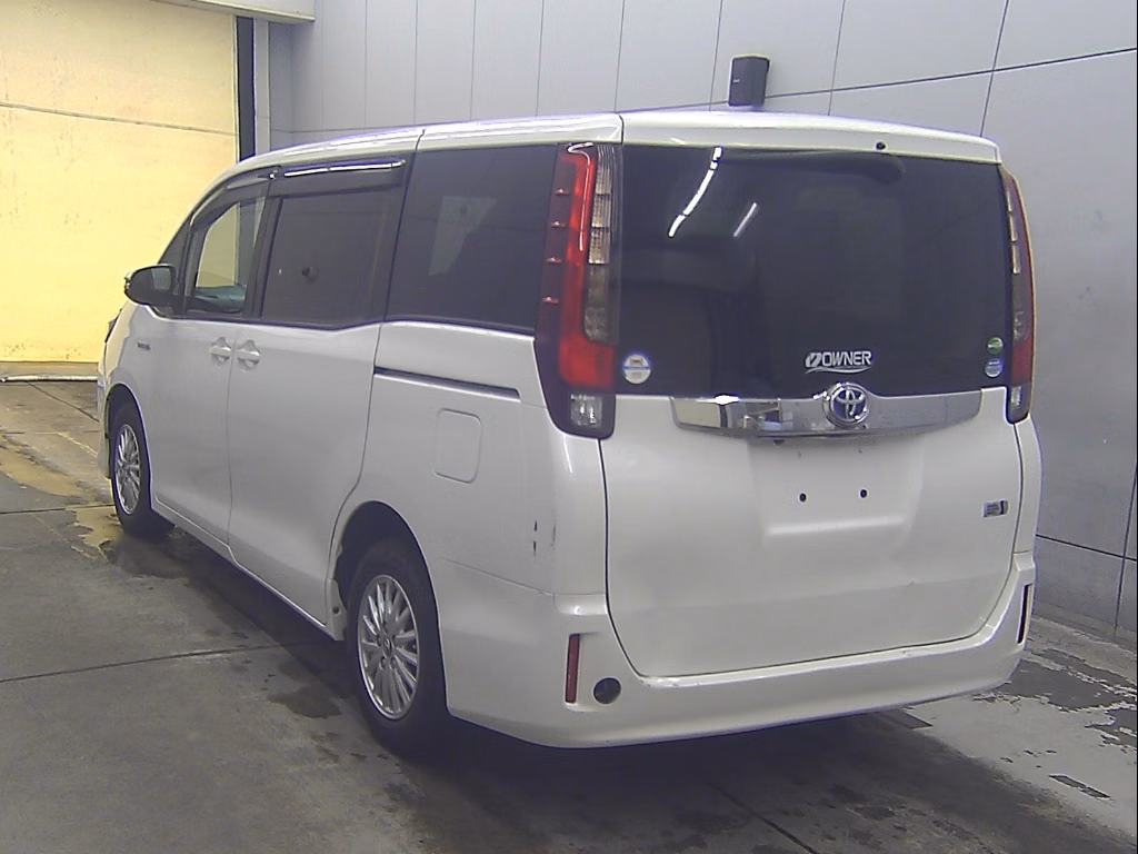 TOYOTA NOAH