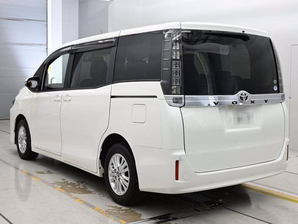 TOYOTA VOXY