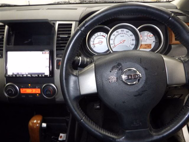 NISSAN TIIDA LATIO