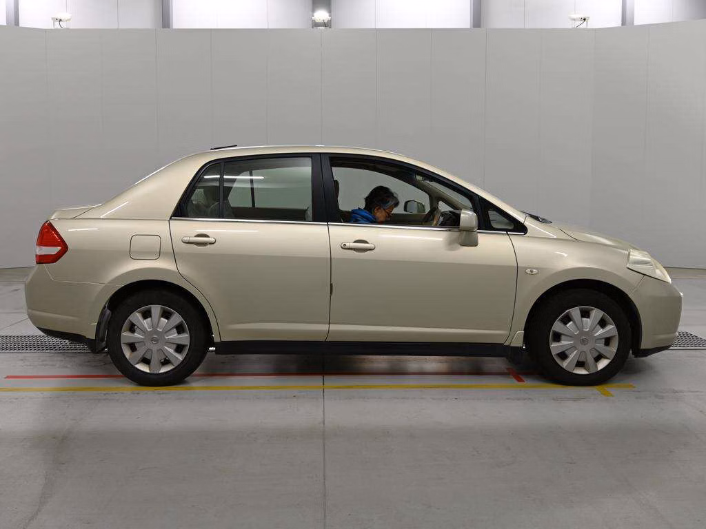 NISSAN TIIDA LATIO