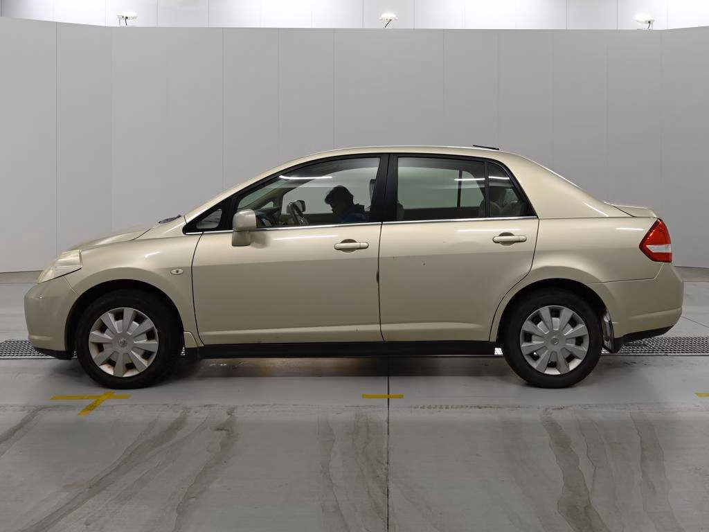 NISSAN TIIDA LATIO
