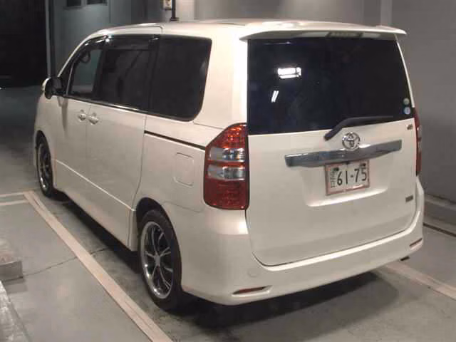 TOYOTA NOAH