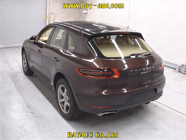 PORSCHE MACAN