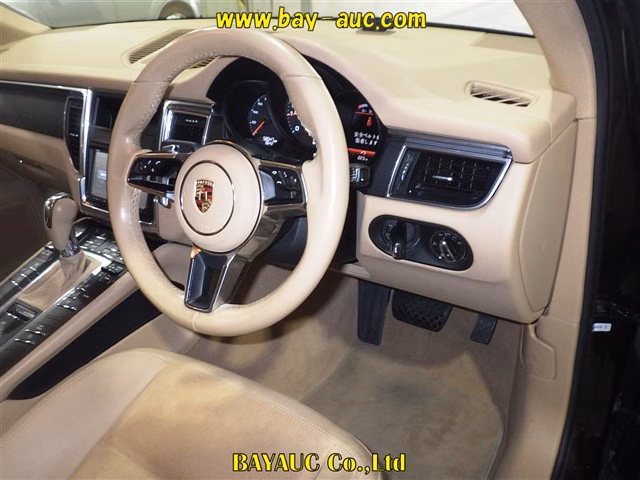 PORSCHE MACAN
