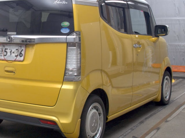 HONDA N-BOX SLASH