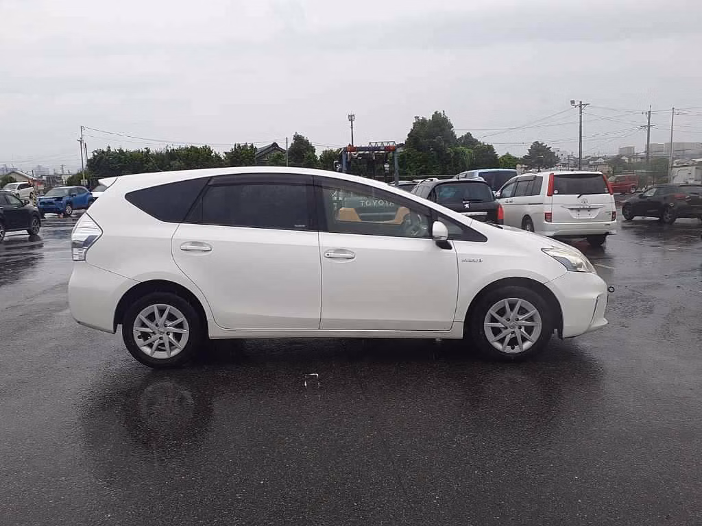 TOYOTA PRIUS ALPHA