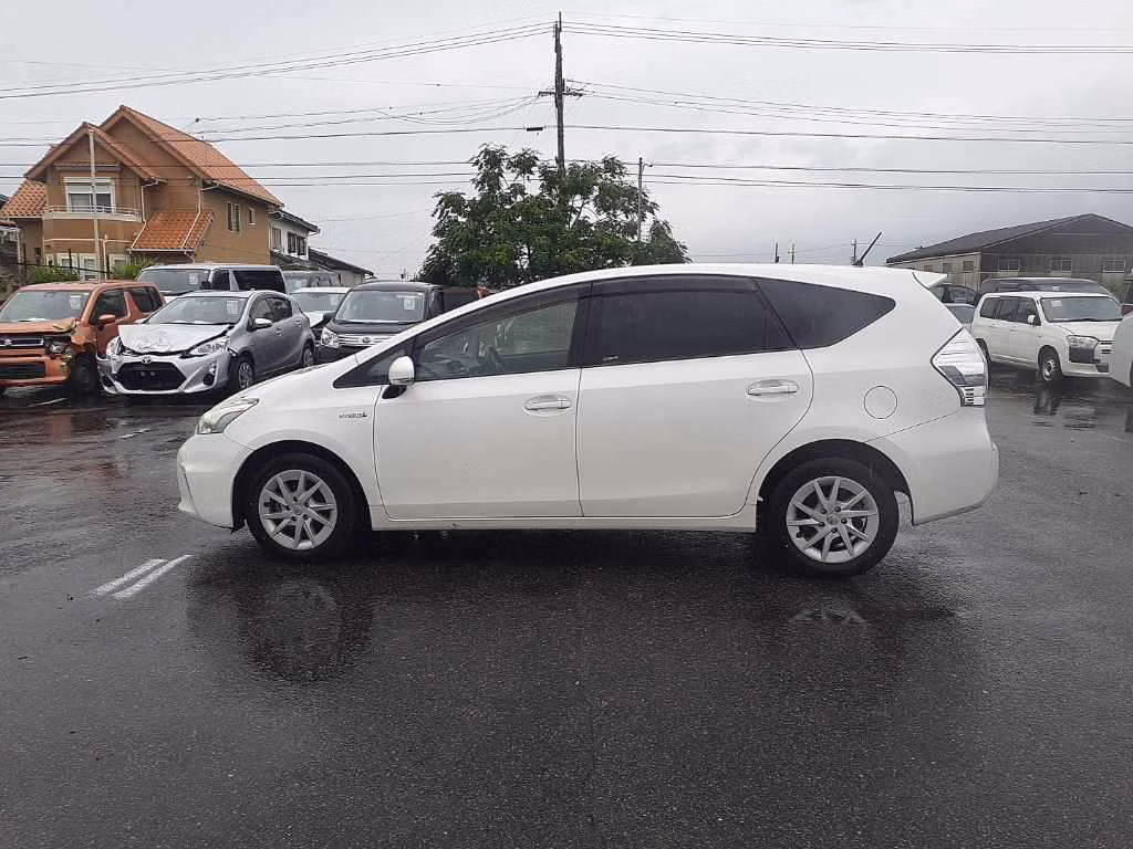TOYOTA PRIUS ALPHA
