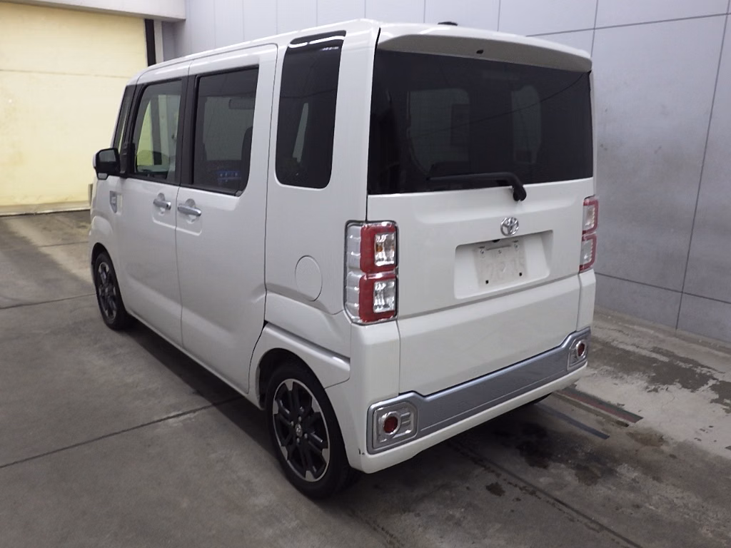 TOYOTA PIXIS MEGA