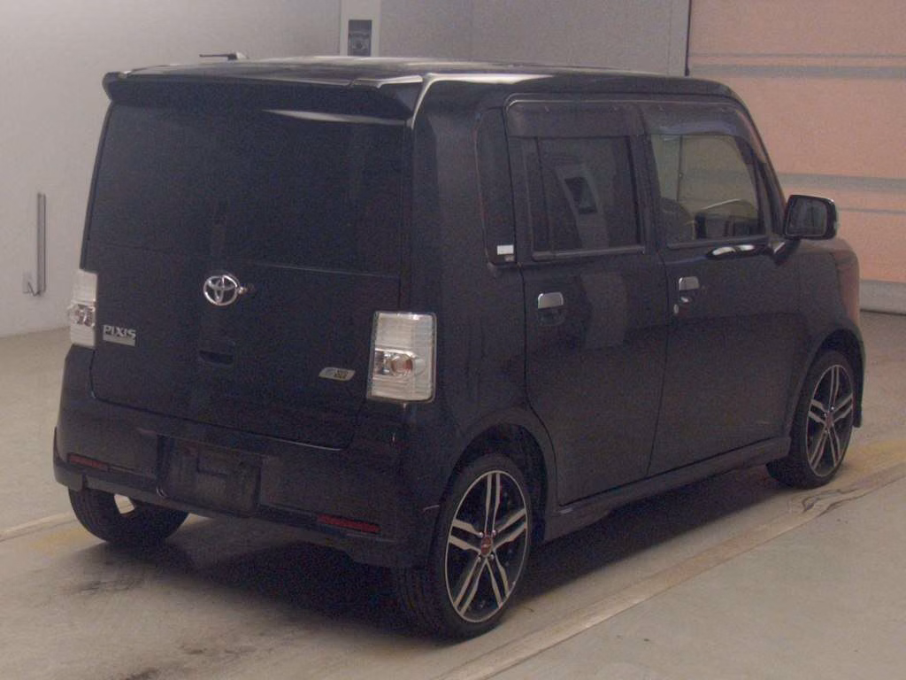 TOYOTA PIXIS SPACE