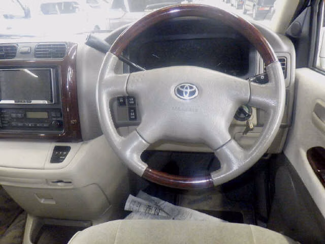 TOYOTA GRAND HIACE