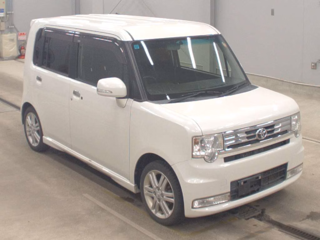 TOYOTA PIXIS SPACE