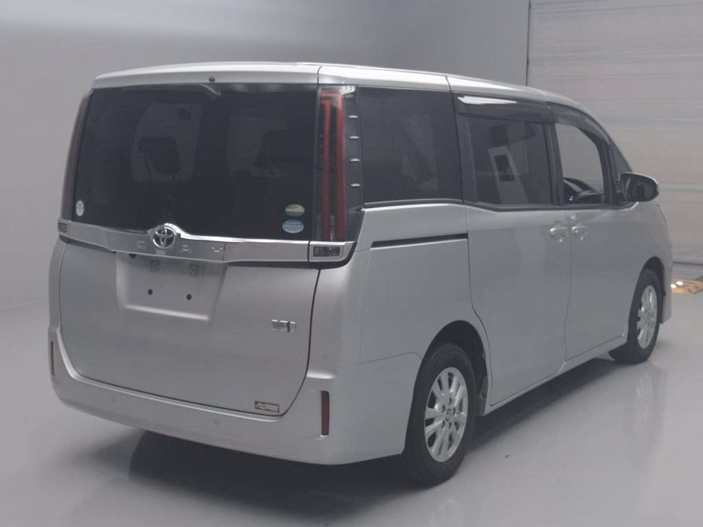 TOYOTA NOAH