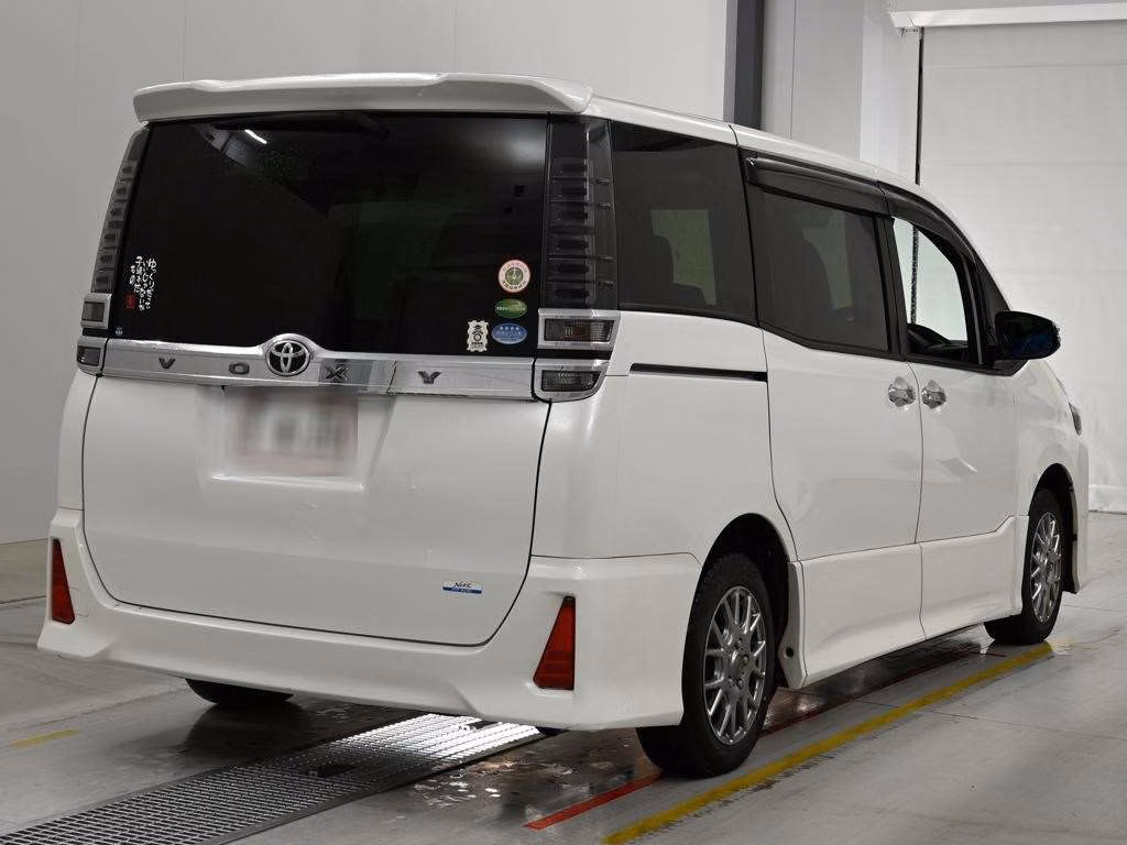 TOYOTA VOXY
