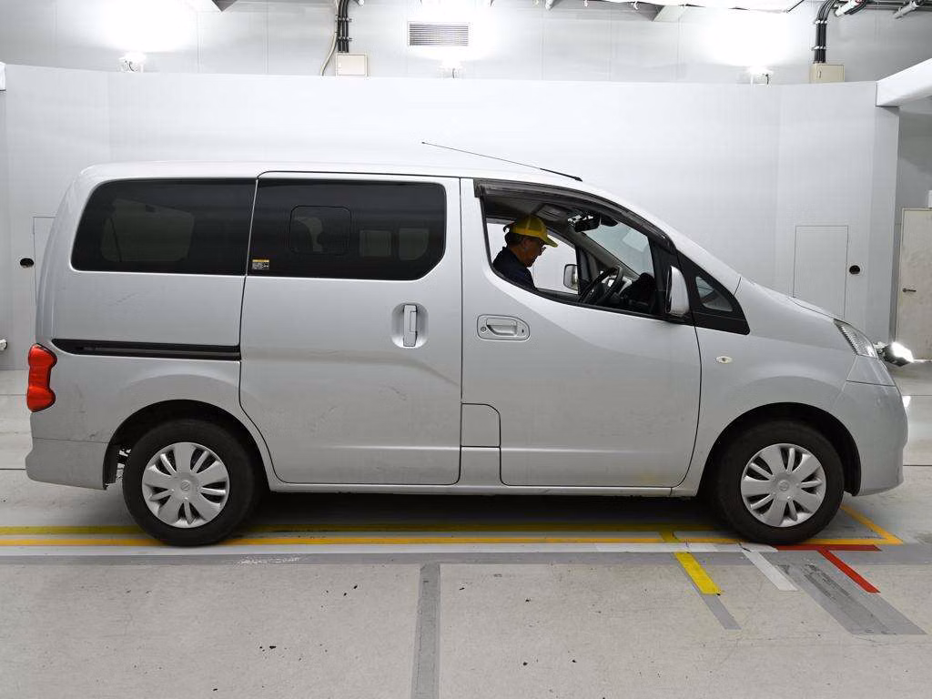 NISSAN NV200