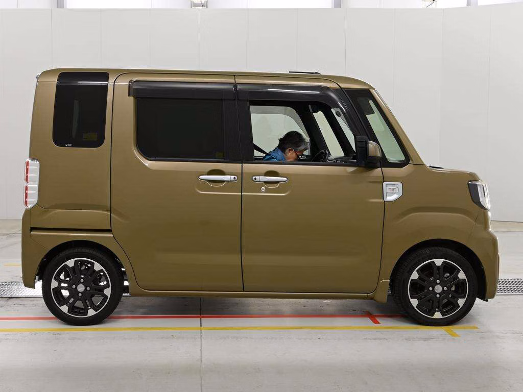DAIHATSU WAKE