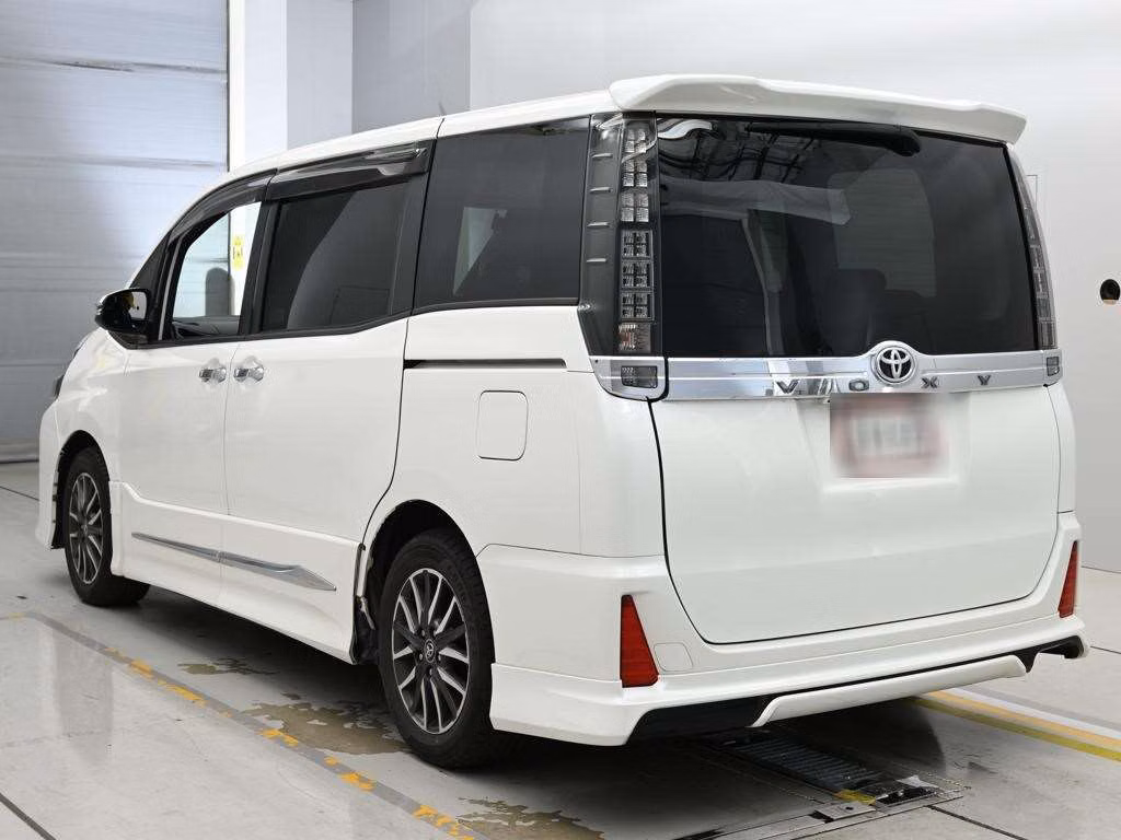TOYOTA VOXY
