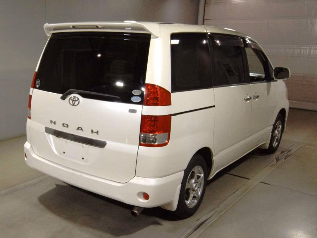 TOYOTA NOAH