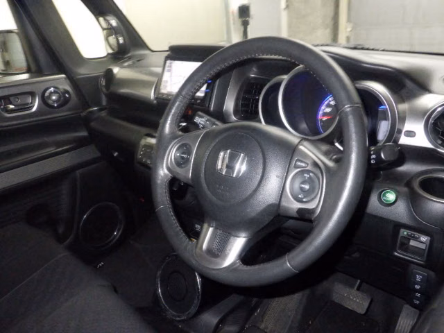 HONDA N-BOX SLASH