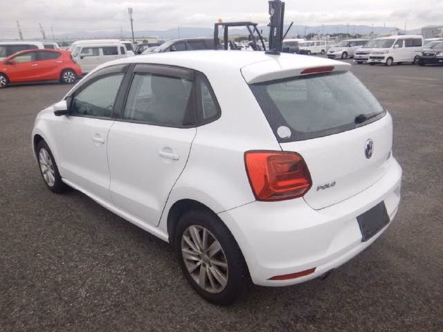 VOLKSWAGEN POLO