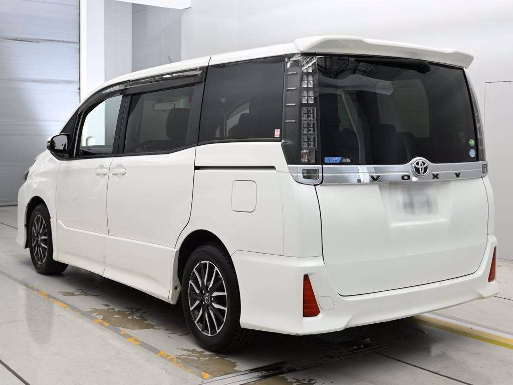 TOYOTA VOXY