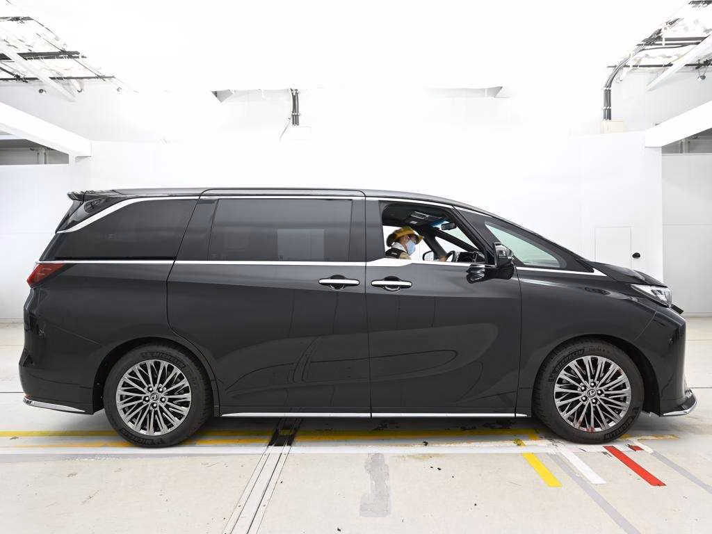 LEXUS LM500H