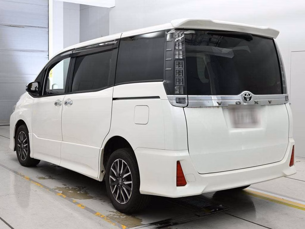 TOYOTA VOXY
