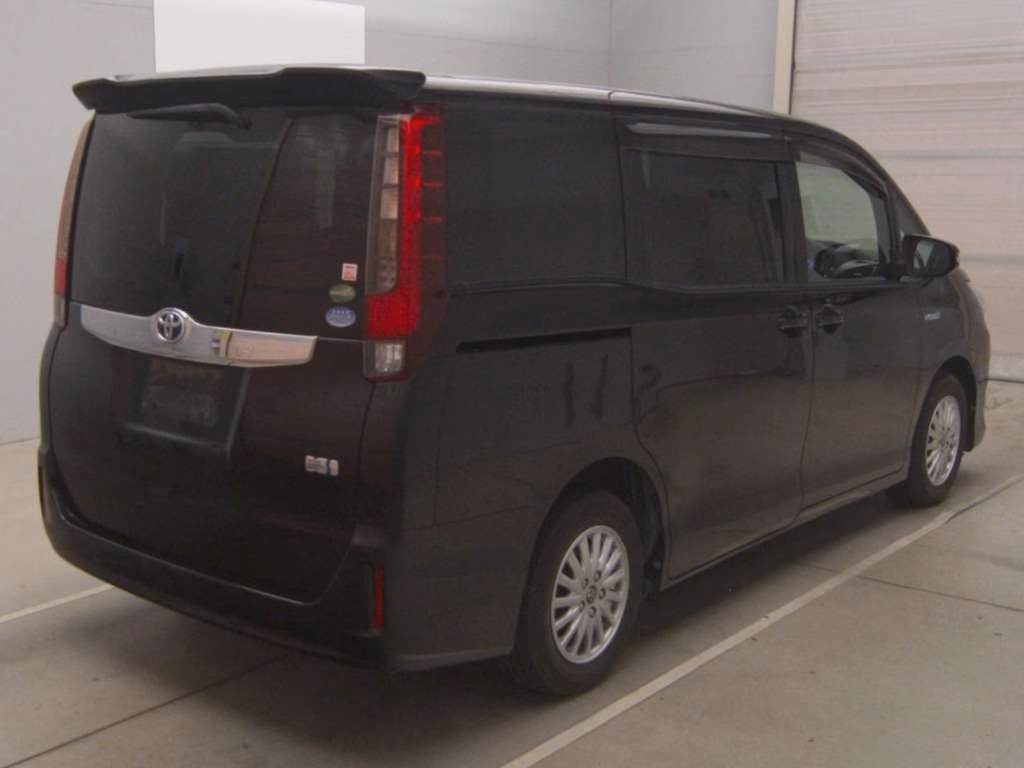 TOYOTA NOAH