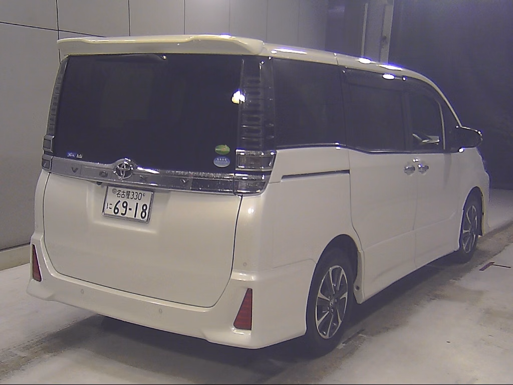 TOYOTA VOXY