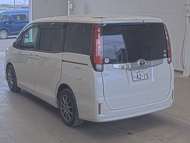 TOYOTA NOAH