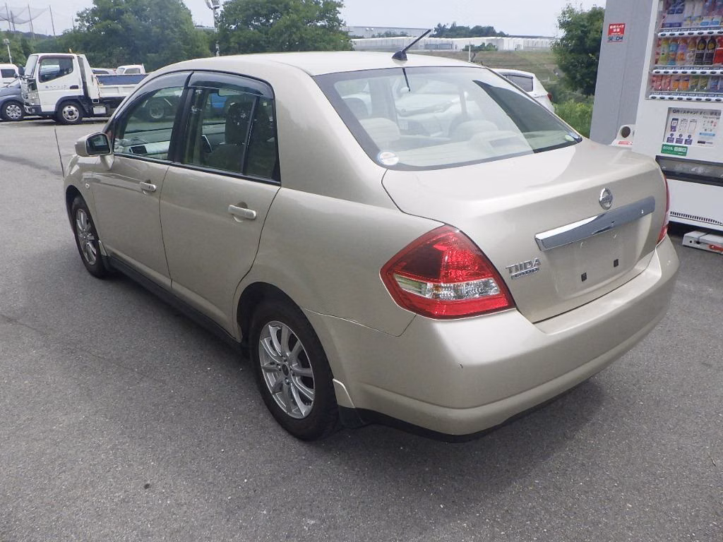 NISSAN TIIDA LATIO