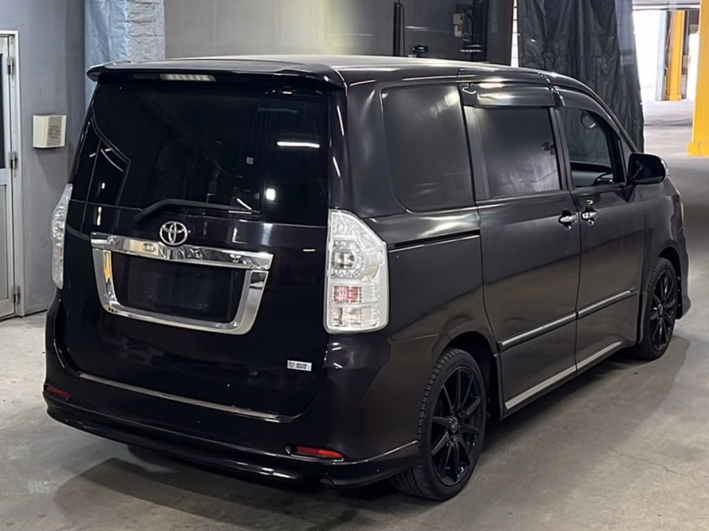 TOYOTA VOXY