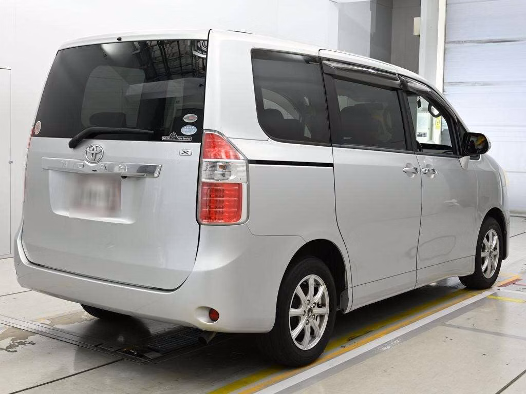 TOYOTA NOAH