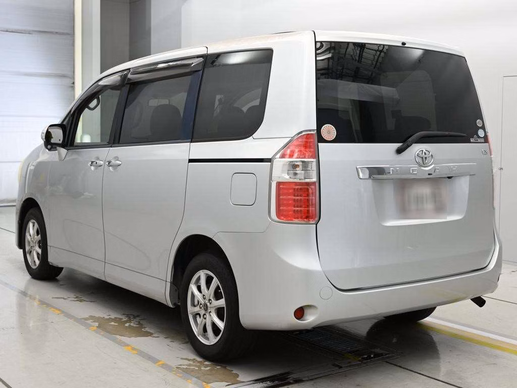 TOYOTA NOAH