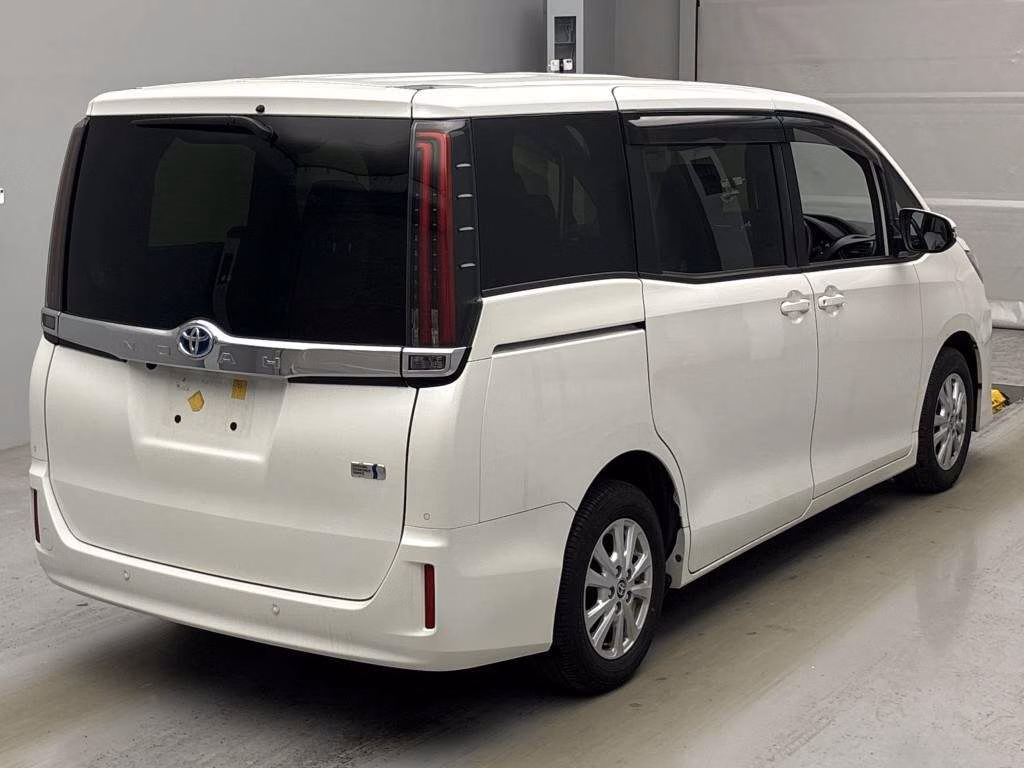 TOYOTA NOAH