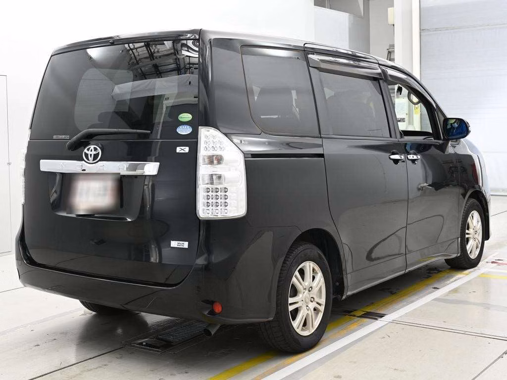 TOYOTA NOAH