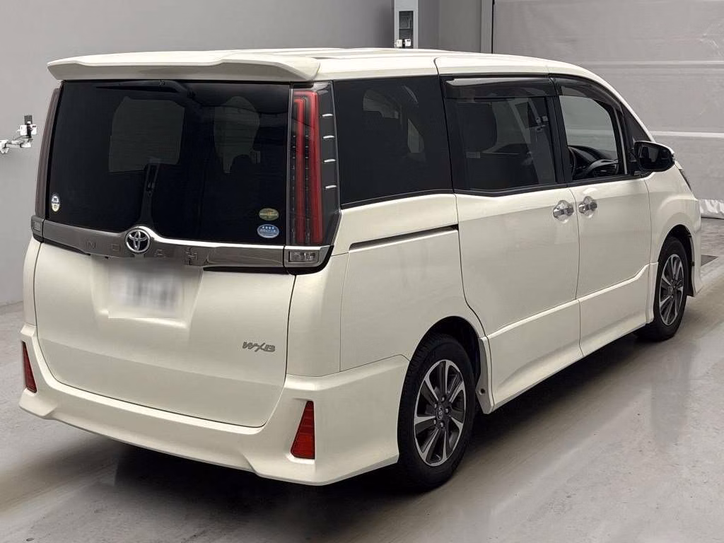 TOYOTA NOAH
