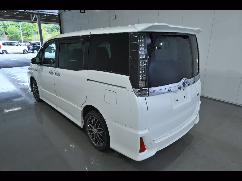 TOYOTA VOXY