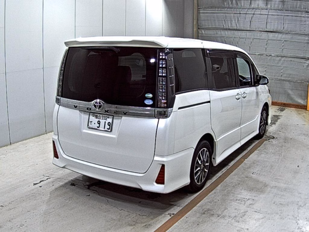 TOYOTA VOXY