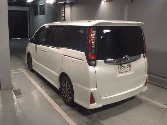 TOYOTA NOAH
