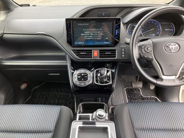 TOYOTA VOXY