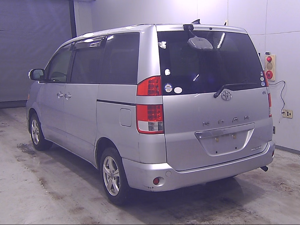 TOYOTA NOAH